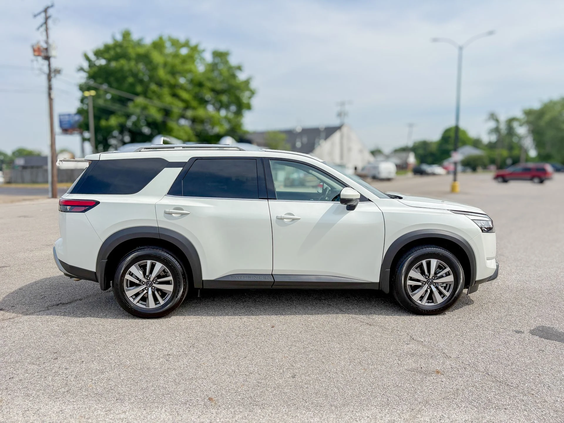 Used 2023 White Nissan SL image 18