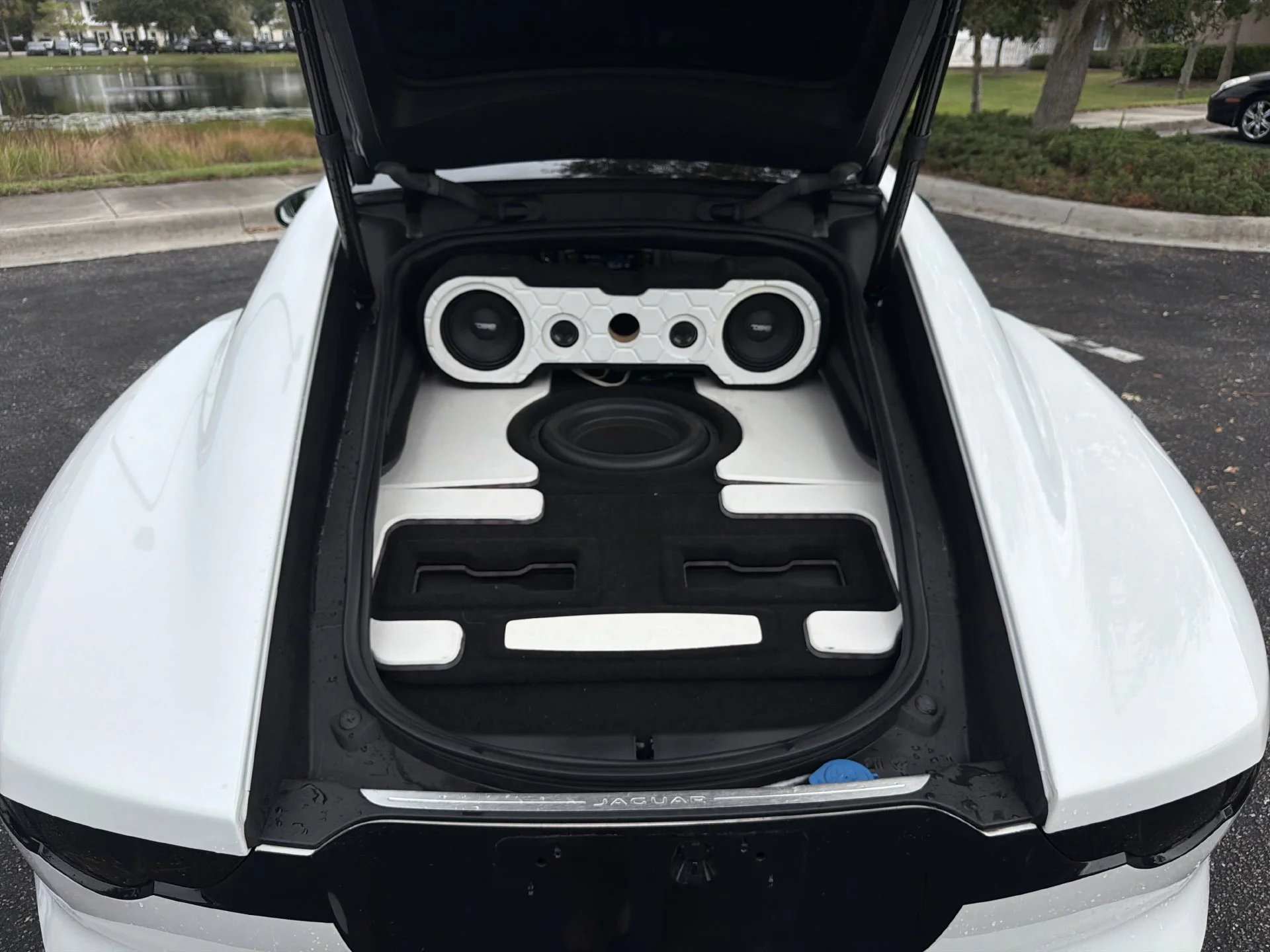 Used 2016  Jaguar R image 12