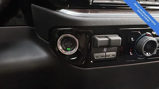 Used 2025 Summit White Chevrolet LT image 31