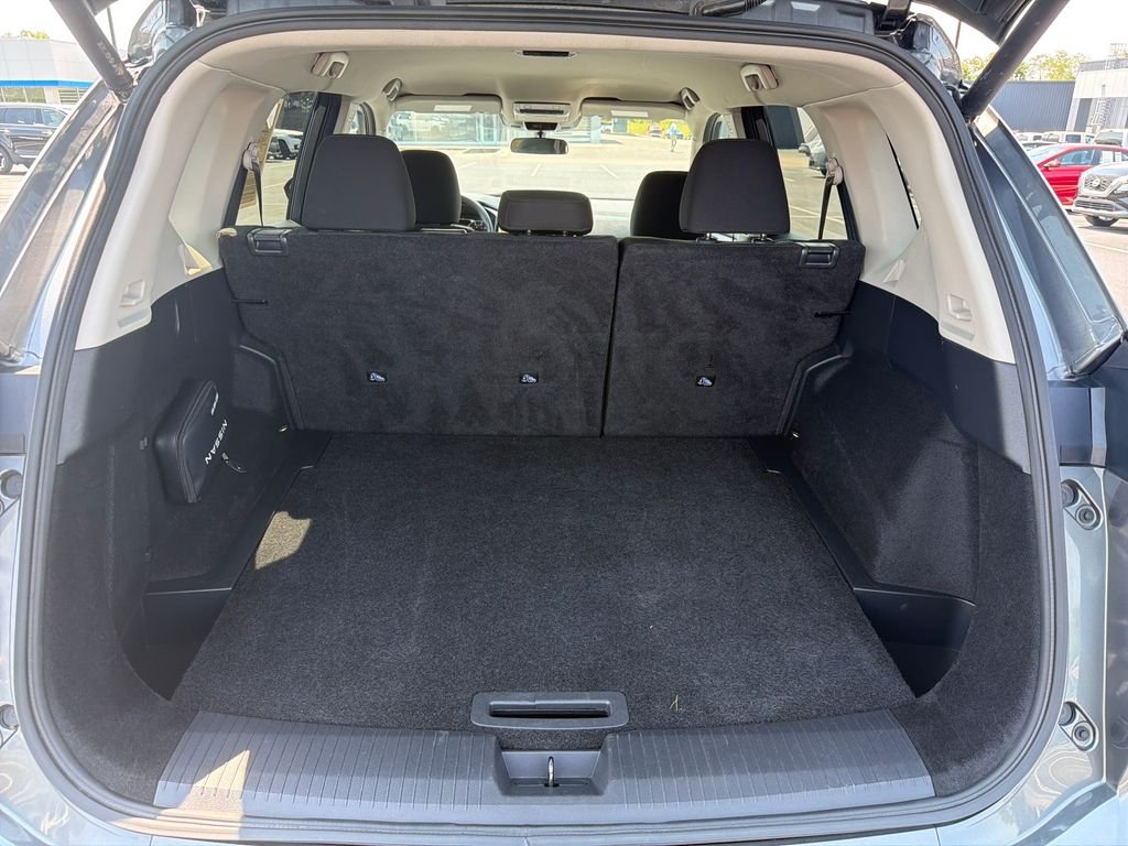 Used 2024 Gray Nissan SV image 9