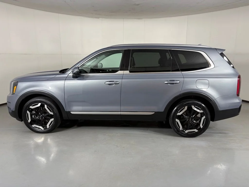 Used 2025 Silver Kia S image 5