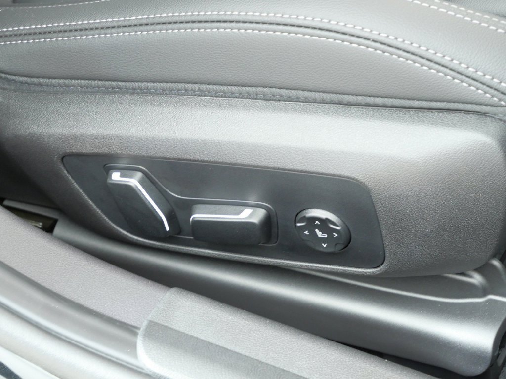 New 2026 Black Sapphire Metallic BMW 330i xDrive image 22