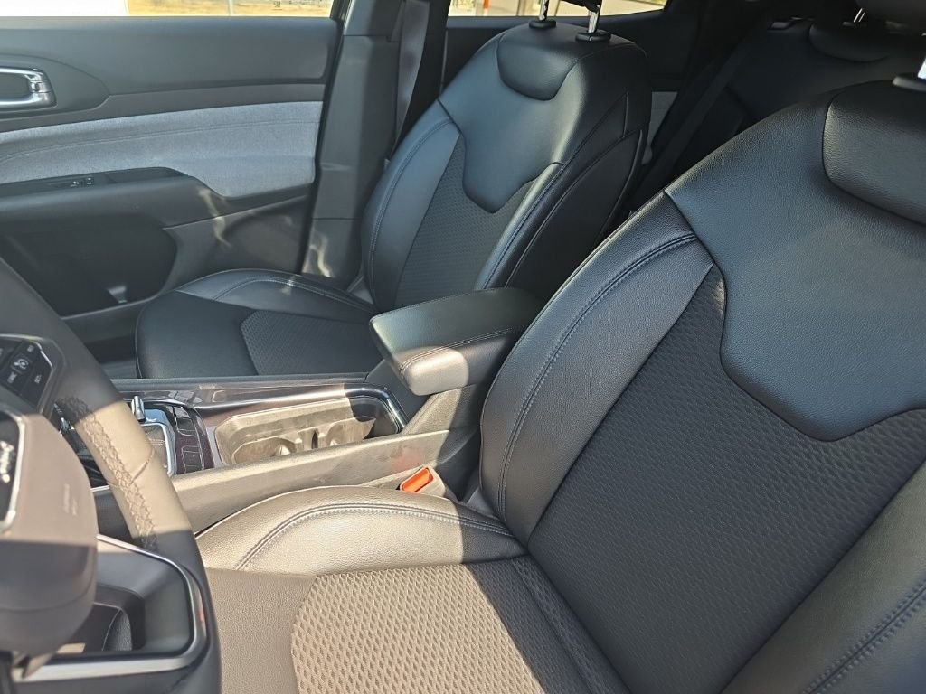 Used 2025 Black Jeep Latitude image 13