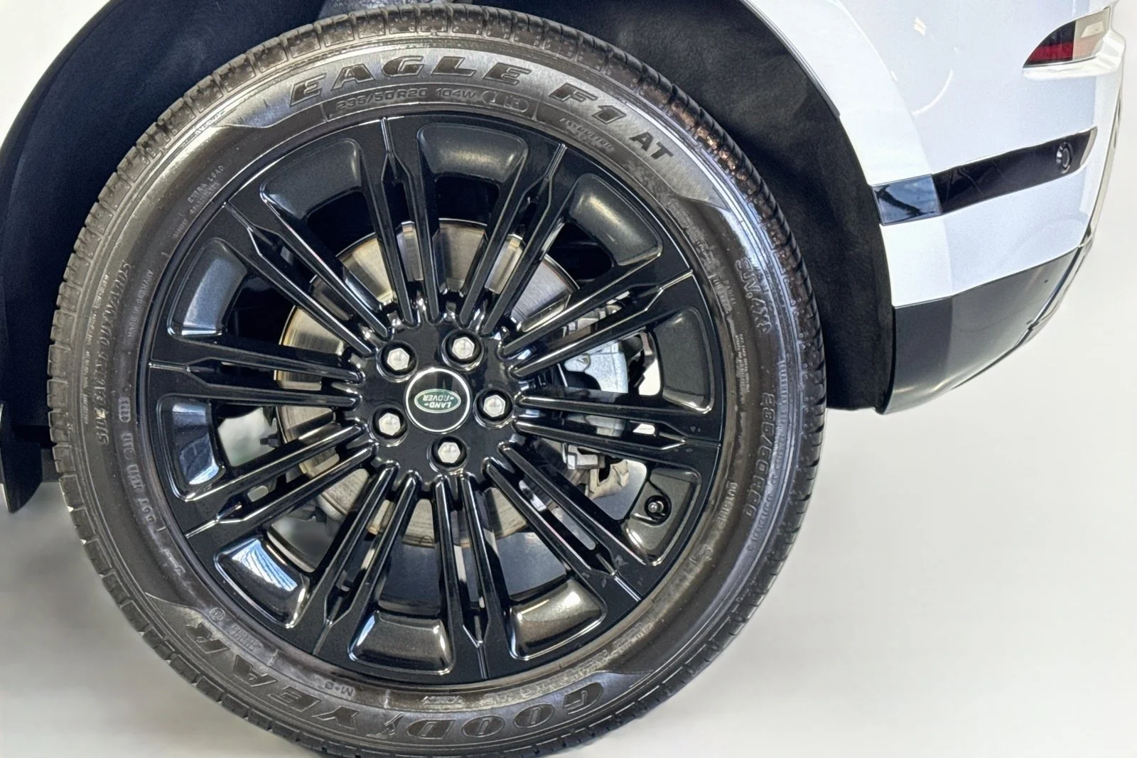 Used 2024 Fuji White Land Rover Dynamic SE image 30