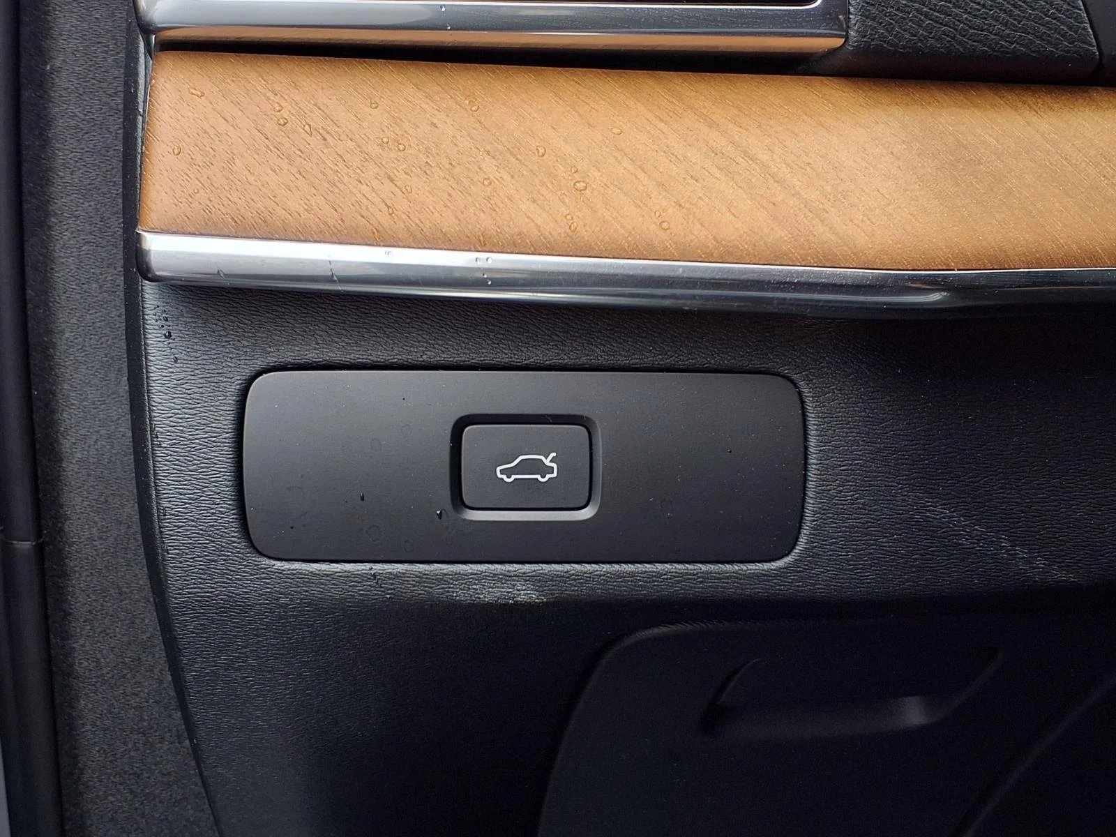 Used 2024 Silver Volvo B6 Plus Bright Theme 6-Seater image 11