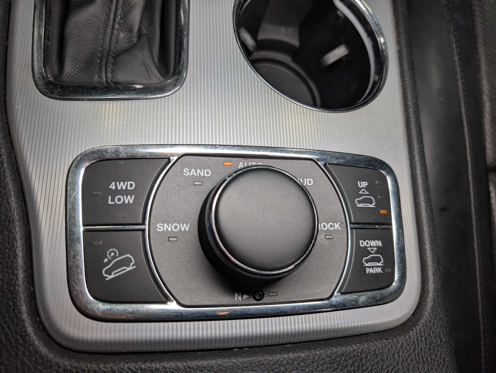 Used 2018 Ivory Tri-Coat Pearl Jeep Summit image 28