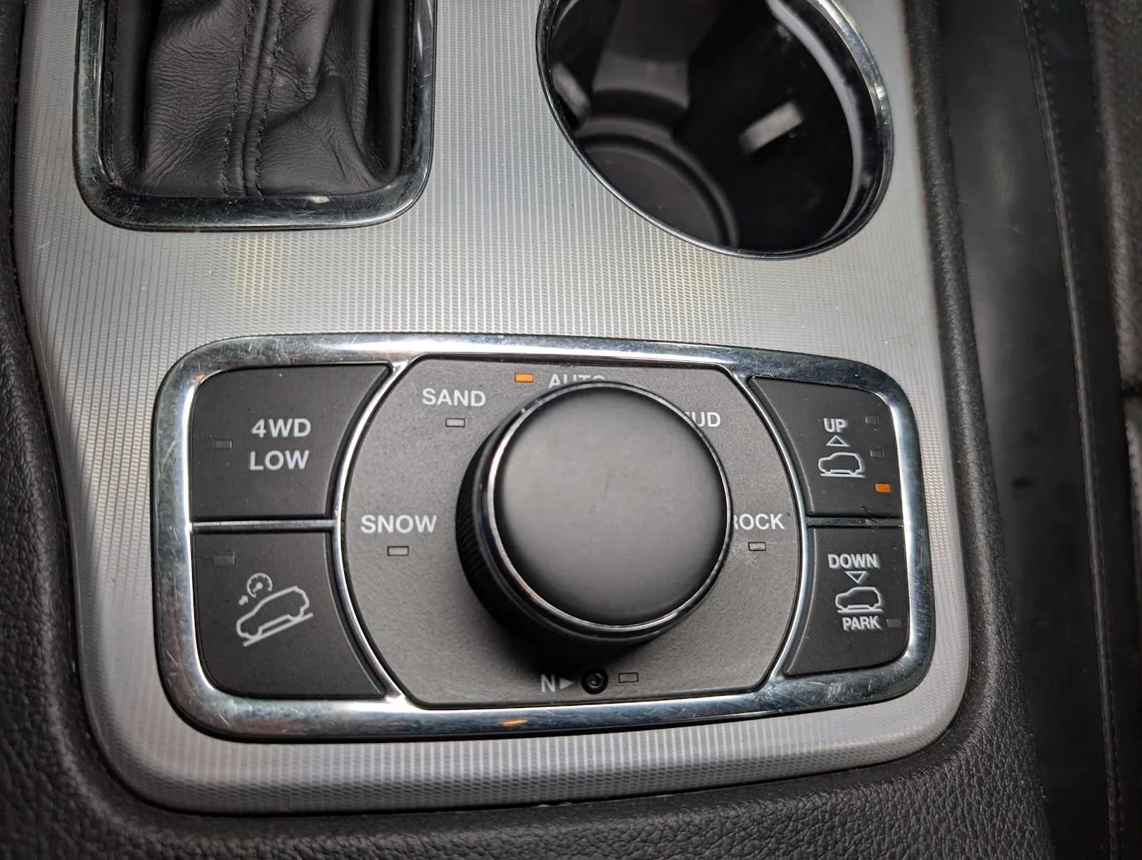 Used 2018 Ivory Tri-Coat Pearl Jeep Summit image 28