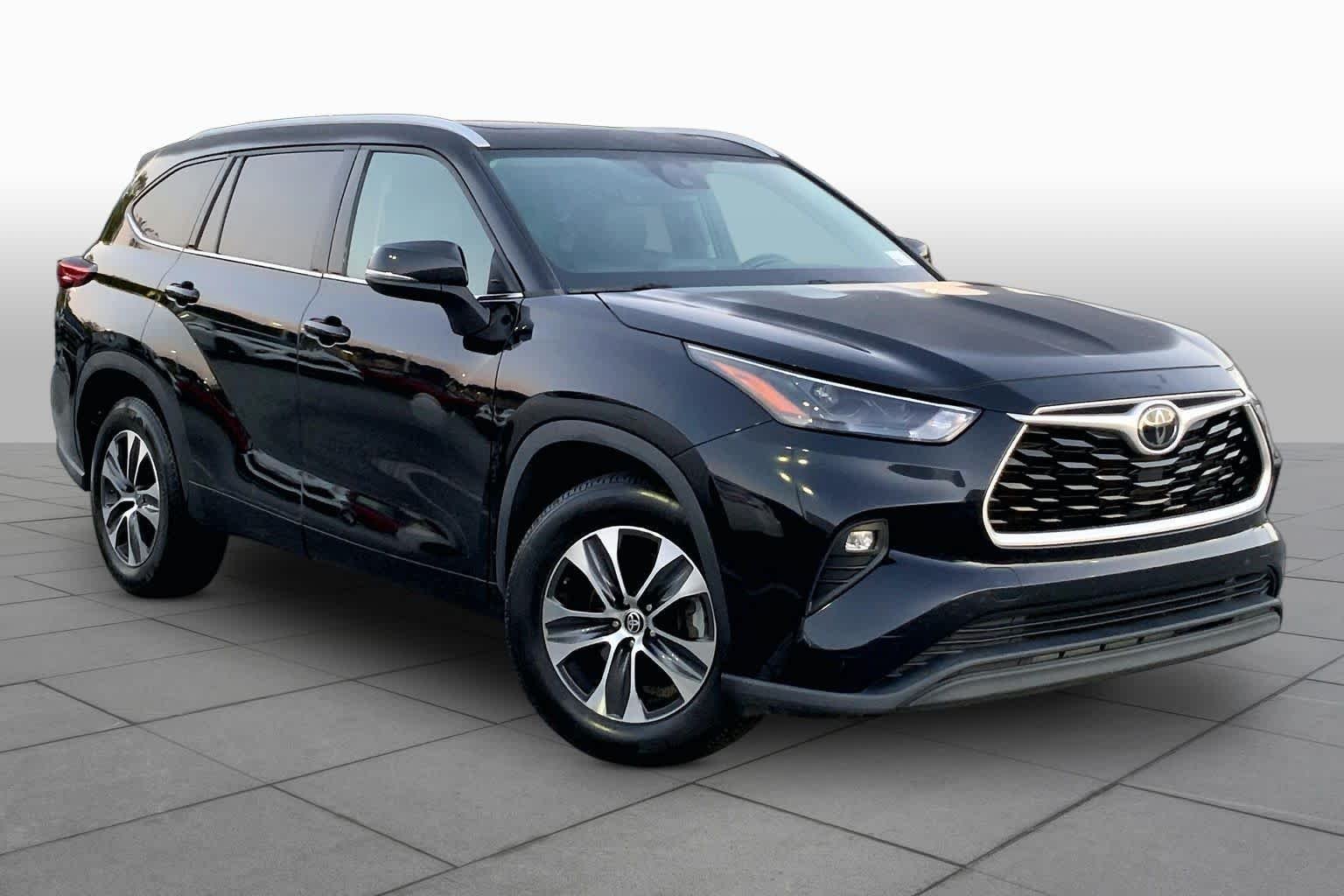 Used 2022 Midnight Black Metallic Toyota XLE image 3