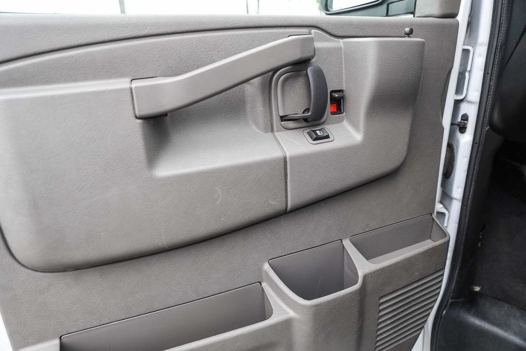 2024 Chevrolet Express Passenger LT - Photo 21