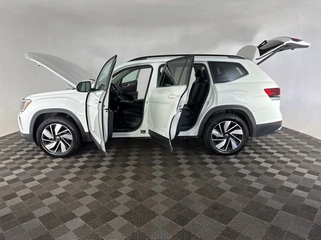 Used 2024  Volkswagen 2.0T SE w/Technology image 11