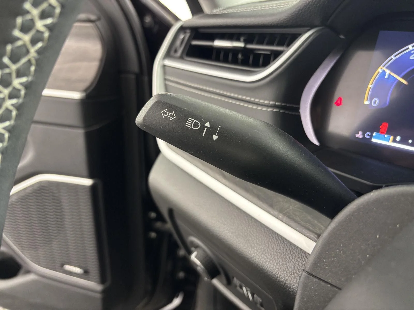 Used 2023 Ember Pearlcoat Jeep Limited image 31