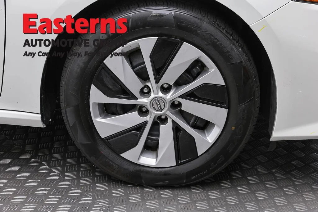 Used 2022 White Nissan 2.5 S image 30