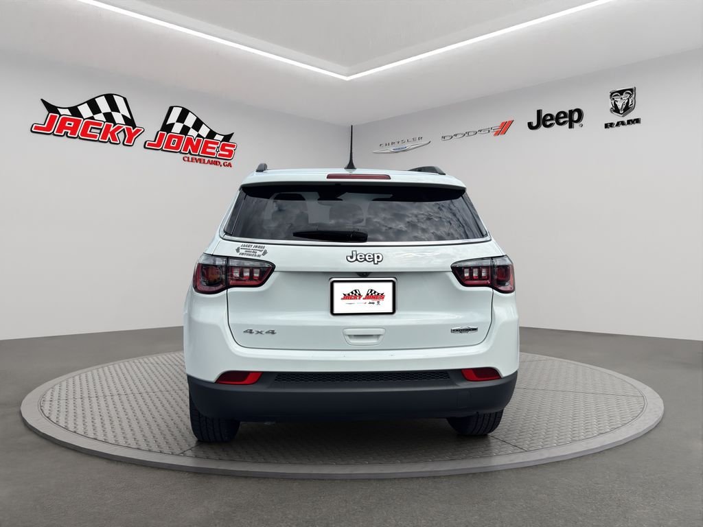 Used 2023 Bright White Clearcoat Jeep Latitude Lux image 8