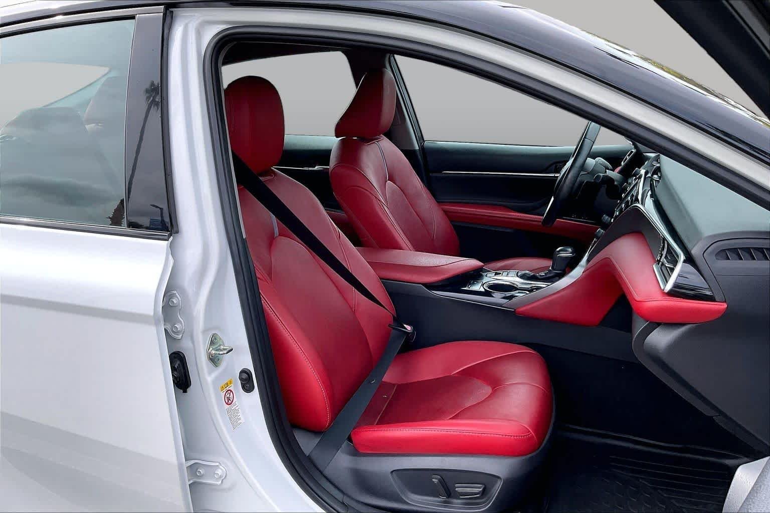 Used 2018 Midnight Black Metallic/Wind Chill Toyota XSE image 8