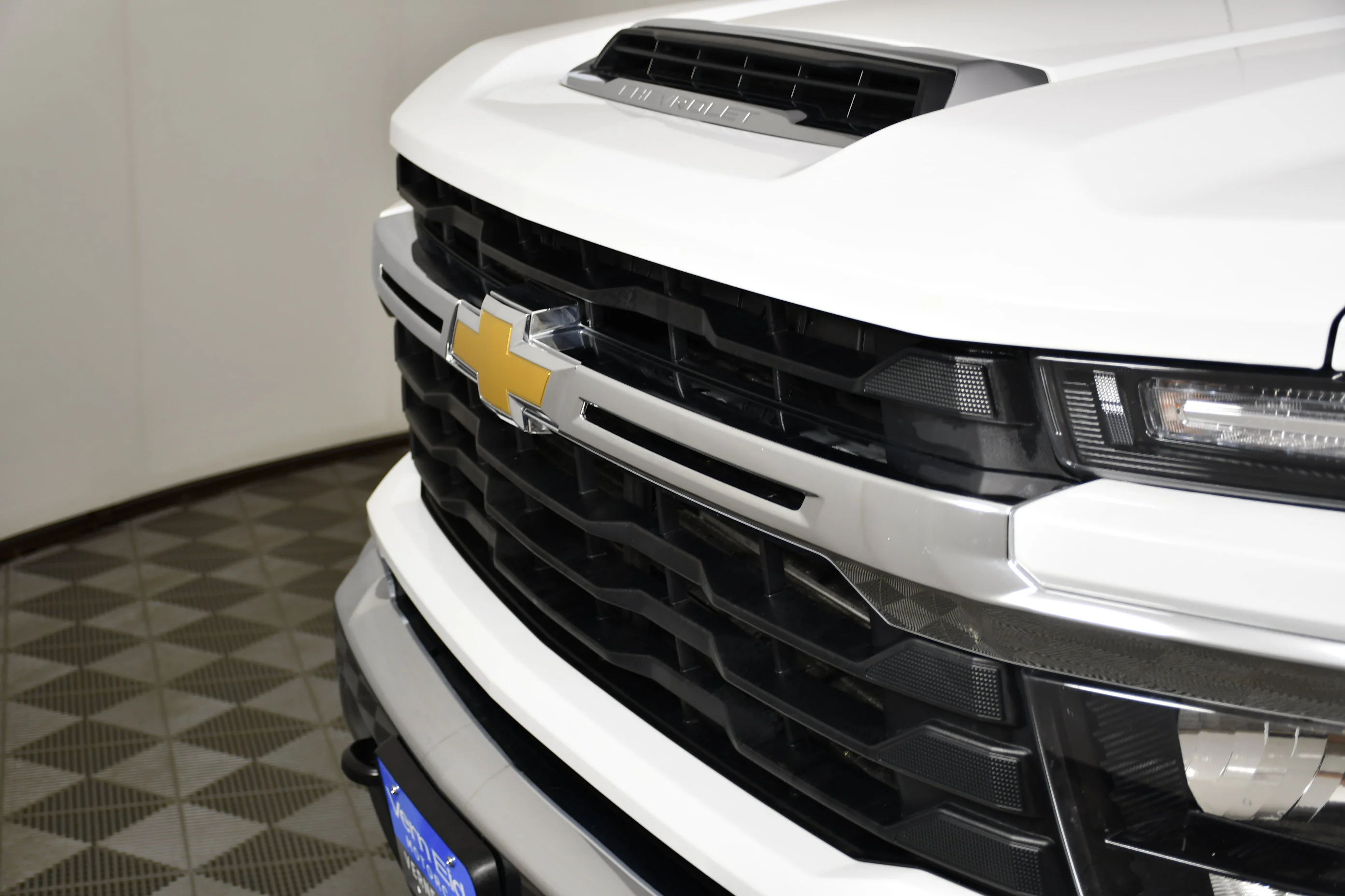 Used 2025 Summit White Chevrolet LT image 11