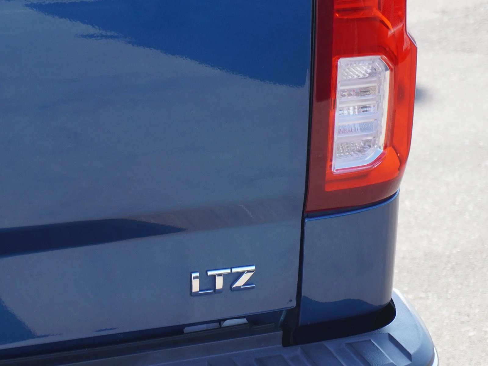 Used 2018 Deep Ocean Blue Metallic Chevrolet LTZ image 12