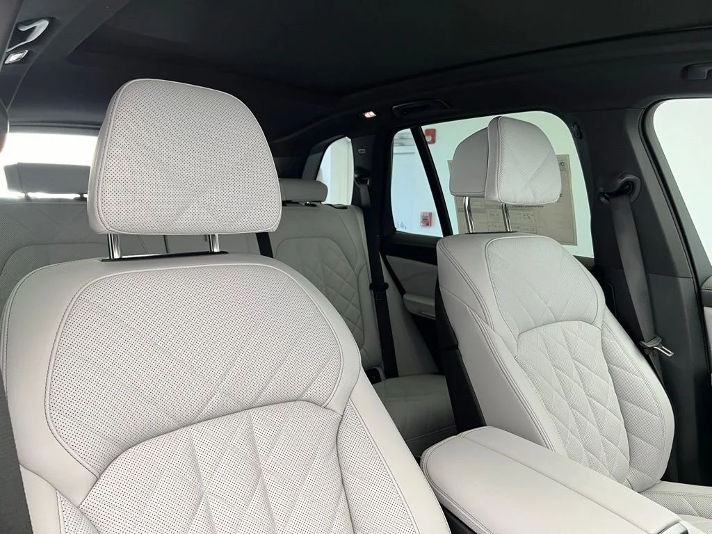 New 2026 Mineral White Metallic BMW xDrive40i image 7