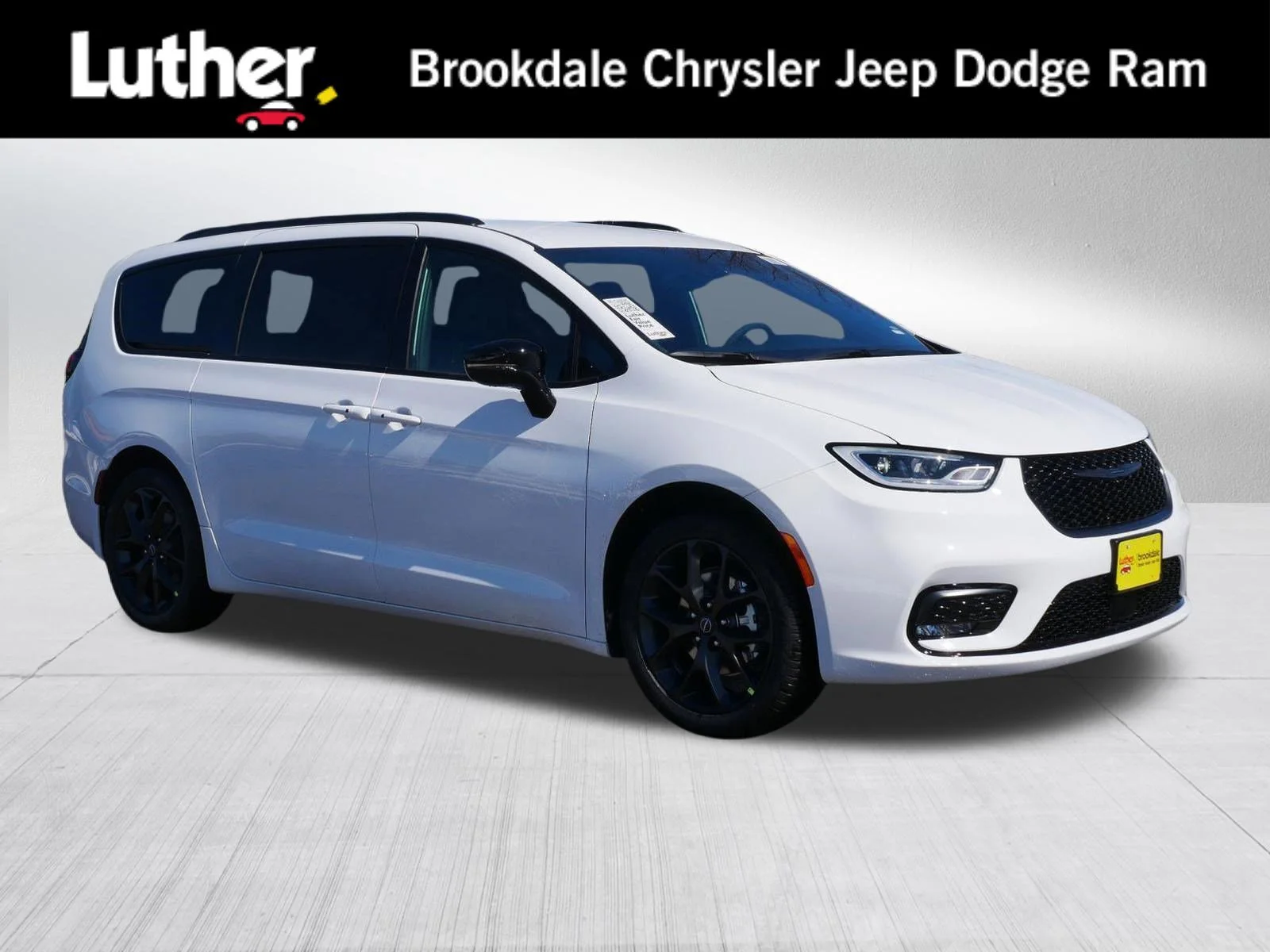 2026 Chrysler Pacifica Select's photo