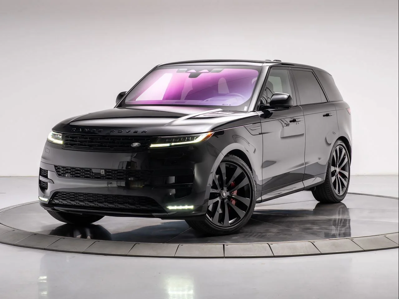 Used 2023 Black Land Rover SE Dynamic image 1