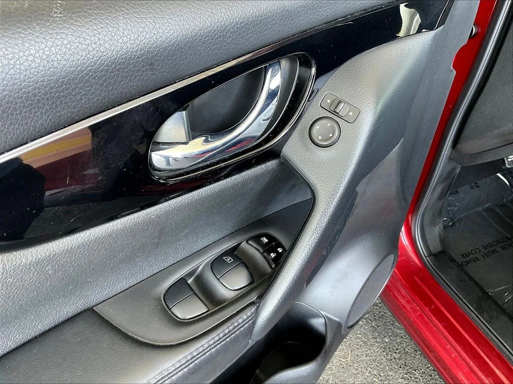 Used 2021 Scarlet Nissan SV image 21