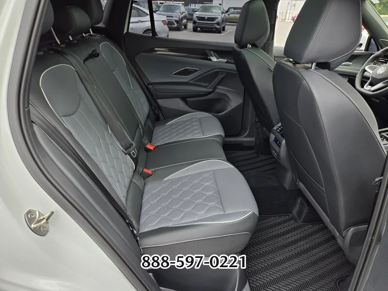 Used 2025 WHITE Volkswagen 2.0T SEL R-LINE image 18