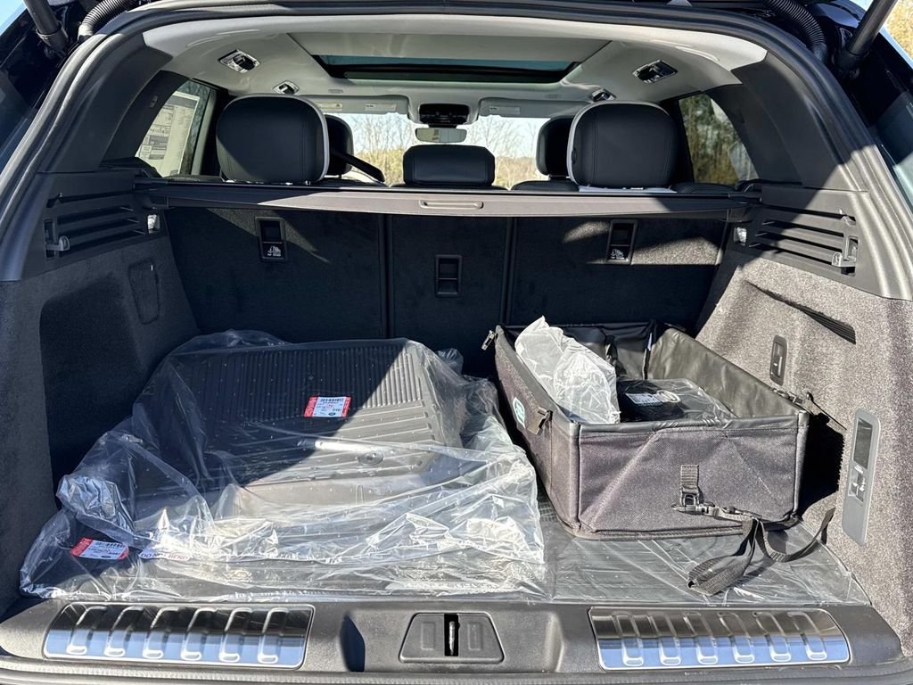 New 2026 Giola Green Land Rover Dynamic SE image 15