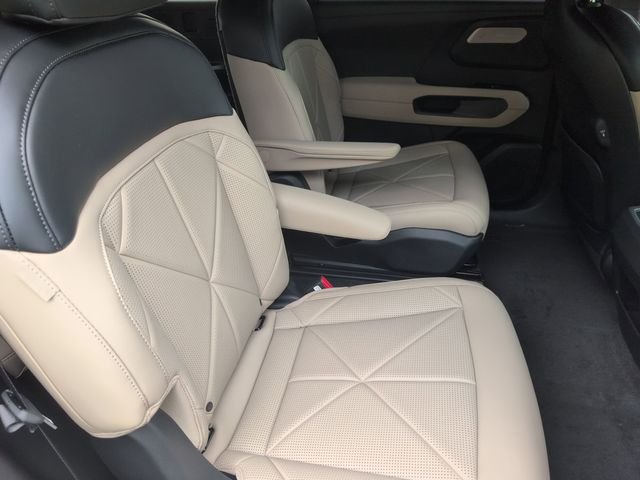 New 2027 Glacial White Pearl Kia EX image 27