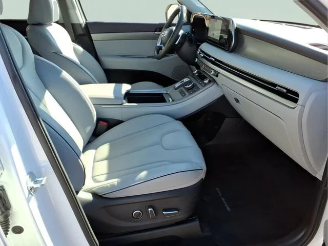 Used 2025  Hyundai SEL image 19