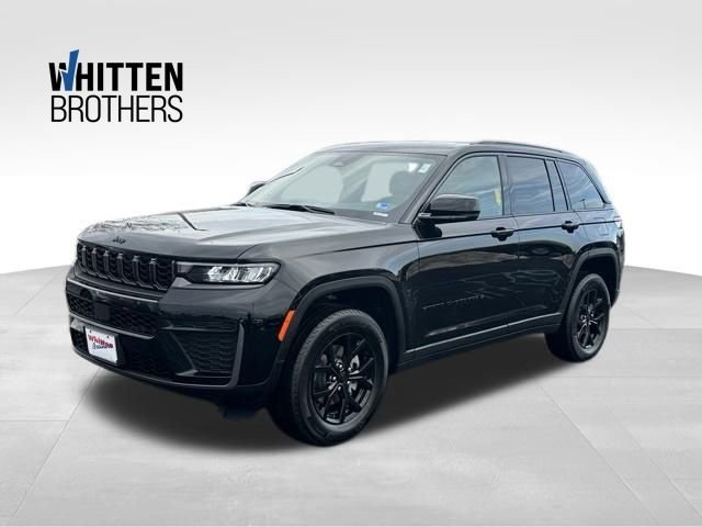 New 2026 Diamond Black Crystal Pearl-Coat Exterior Paint Jeep Altitude image 1
