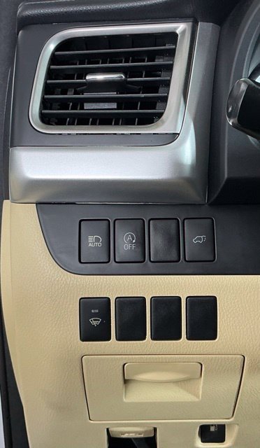 Used 2017 White Toyota XLE image 13