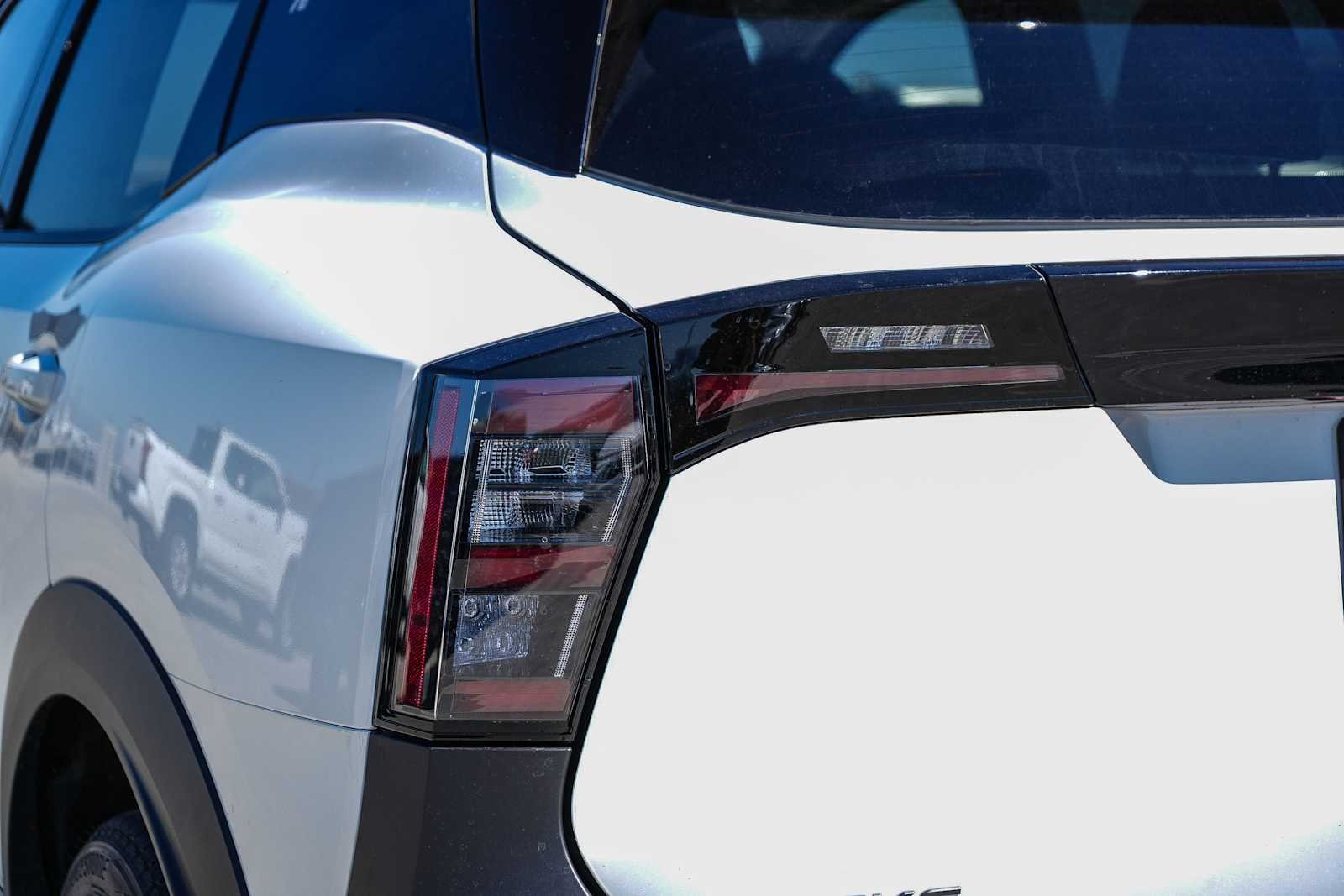 New 2026 Aspen White TriCoat / Super Black Two-tone Nissan SR image 9
