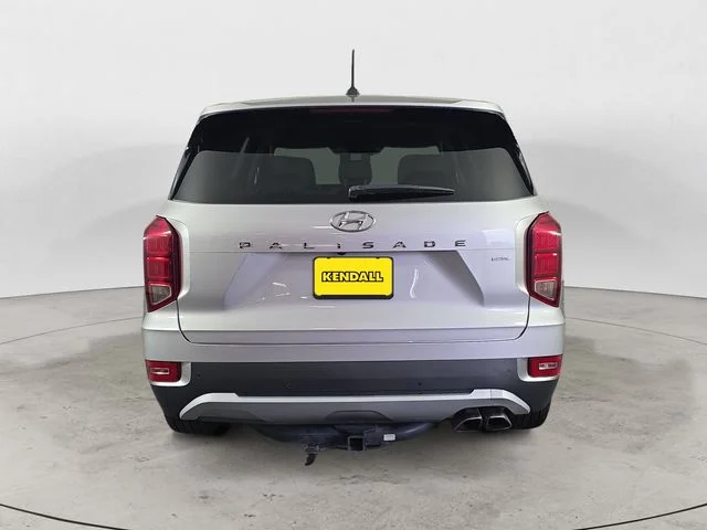 Used 2022 Silver Hyundai SE image 4
