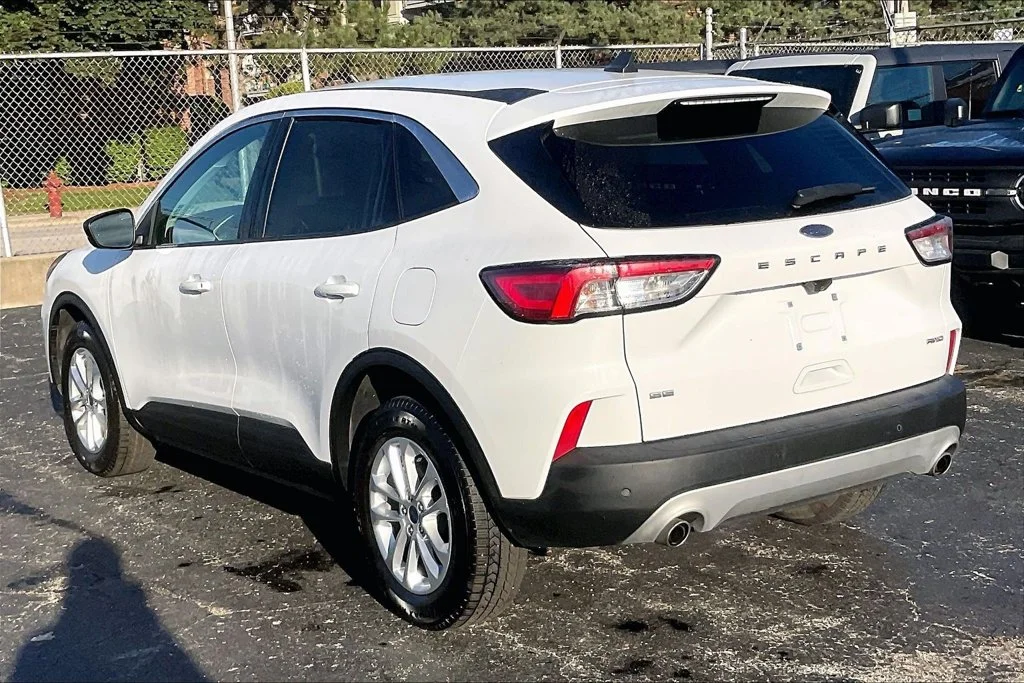 Certified Used 2022 Oxford White Ford SE image 10