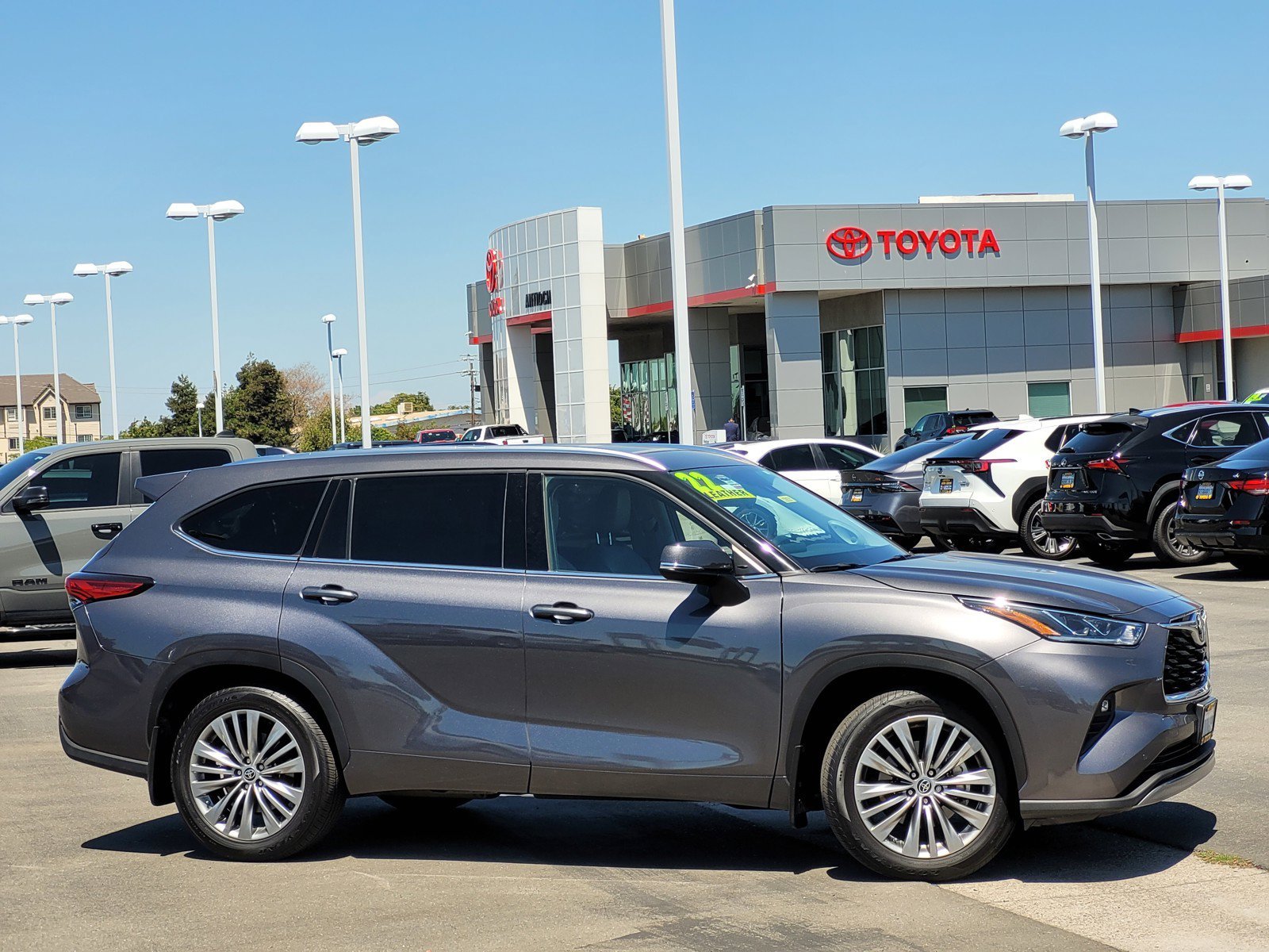 Used 2022  Toyota Platinum image 3