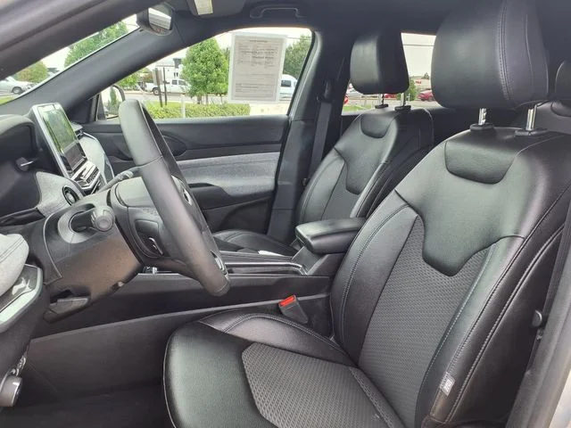 Used 2025 Silver Jeep Latitude image 23