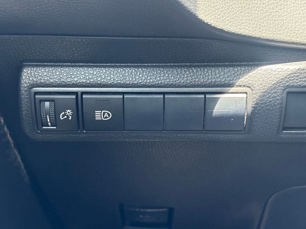 Used 2020 White Toyota LE image 24
