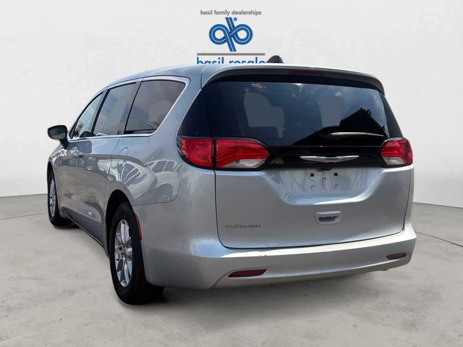 Used 2023 Silver Mist Clearcoat Chrysler LX image 3