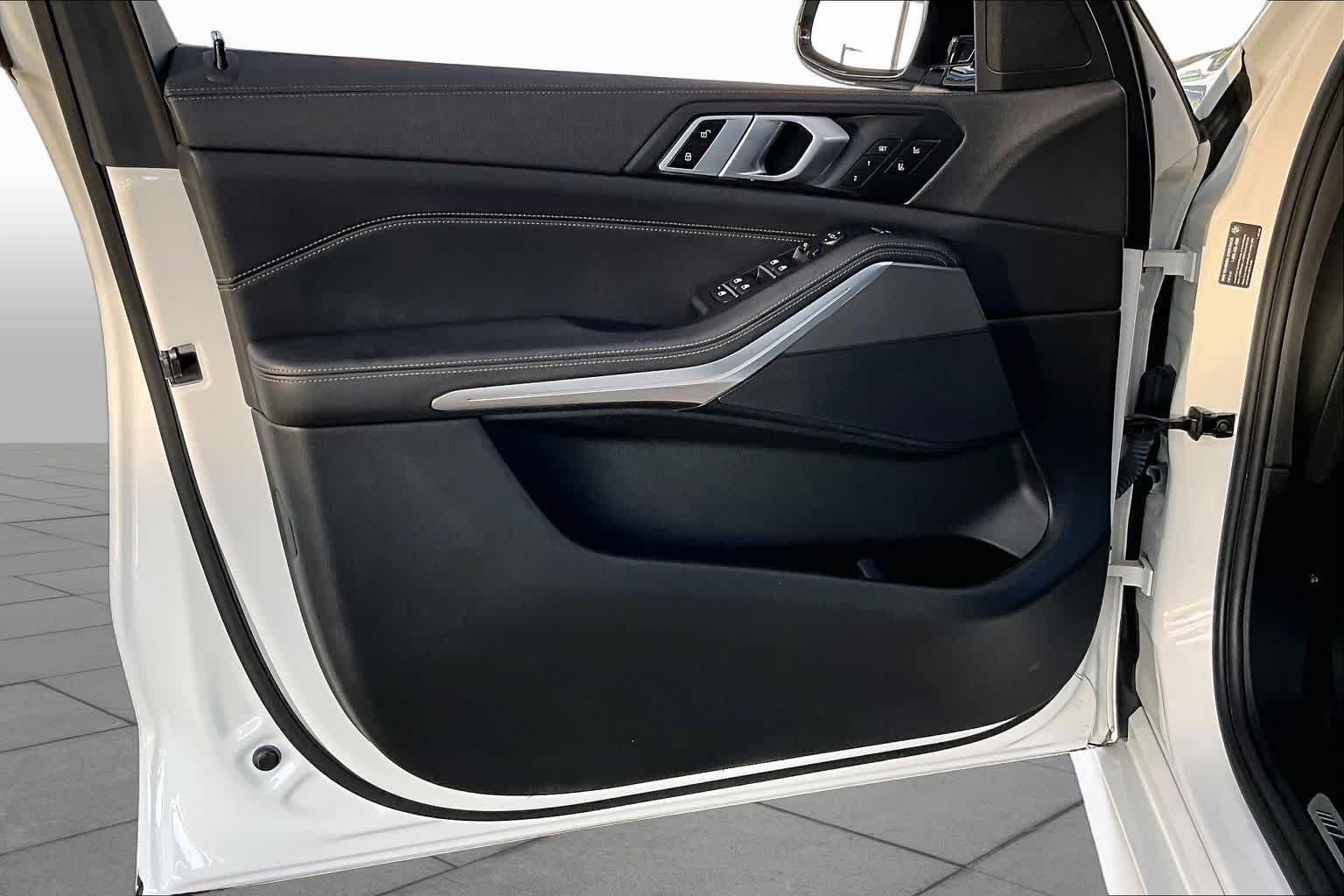 Used 2022 Alpine White BMW sDrive40i image 22