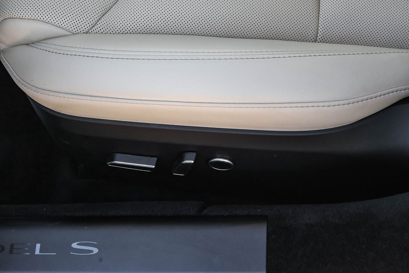 Used 2022 White Tesla Base image 21