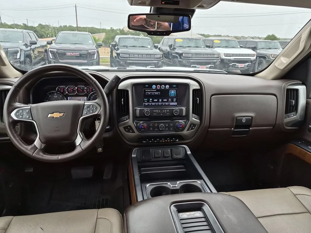 Used 2018 IRIDESCENT PEARL TRICOAT Chevrolet LTZ image 31