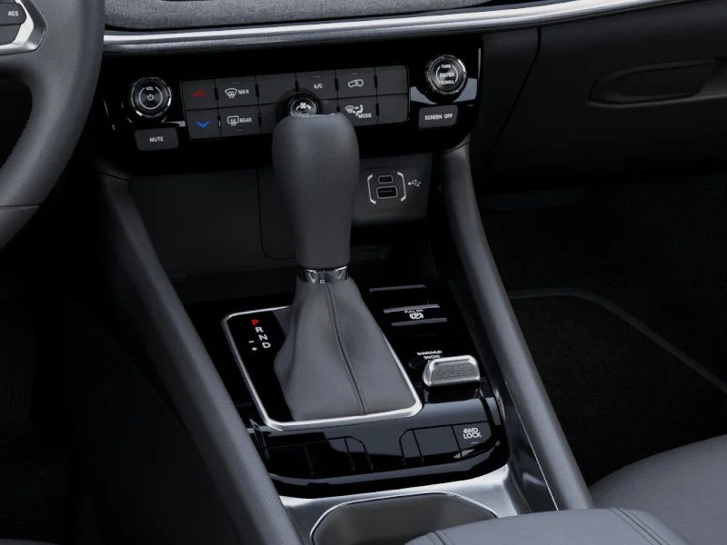 New 2026 Diamond Black Crystal Pearl-Coat Exterior Paint Jeep Latitude image 25