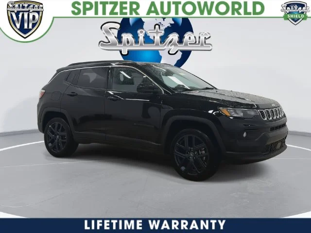 New 2026 Diamond Black Crystal Pearl-Coat Exterior Paint Jeep Latitude image 6