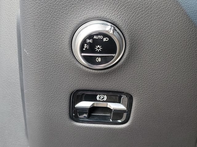 Used 2023 Silver Mercedes-Benz GLC 300 image 25