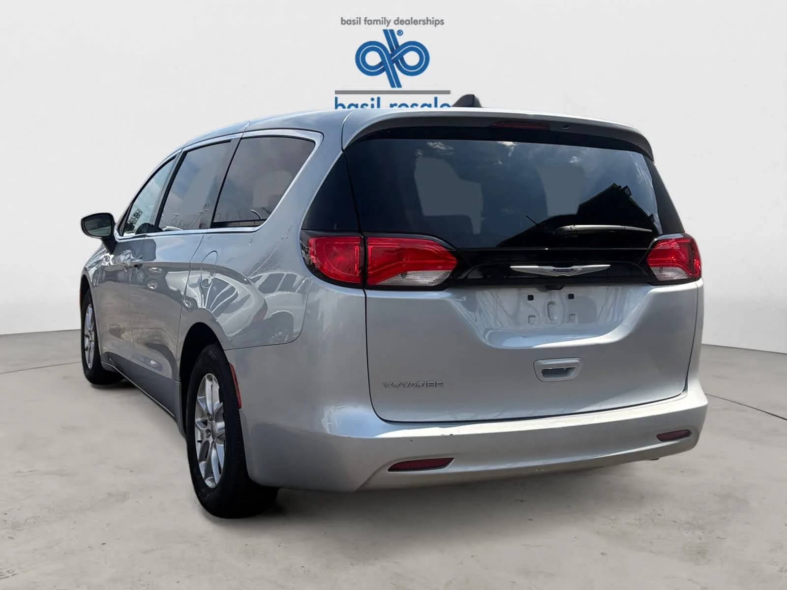 Used 2023 Silver Mist Clearcoat Chrysler LX image 3