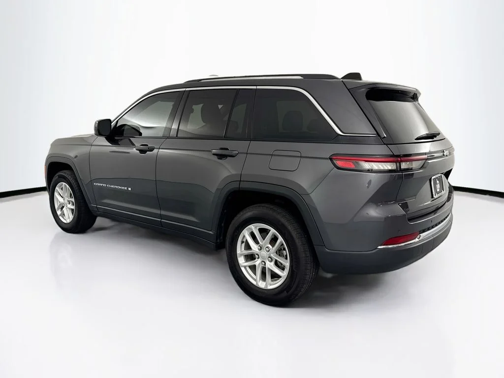 Used 2024 Gray Jeep Laredo X image 7