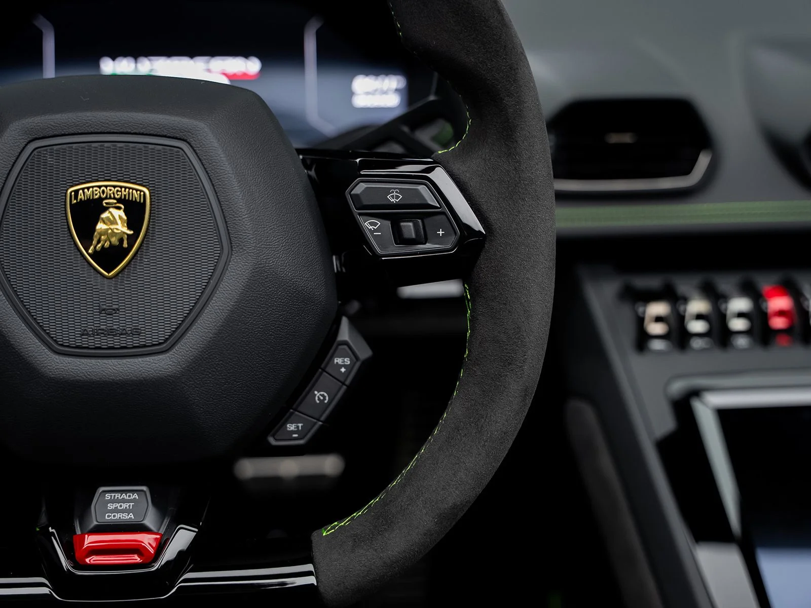 Used 2024 Green Lamborghini Base image 41