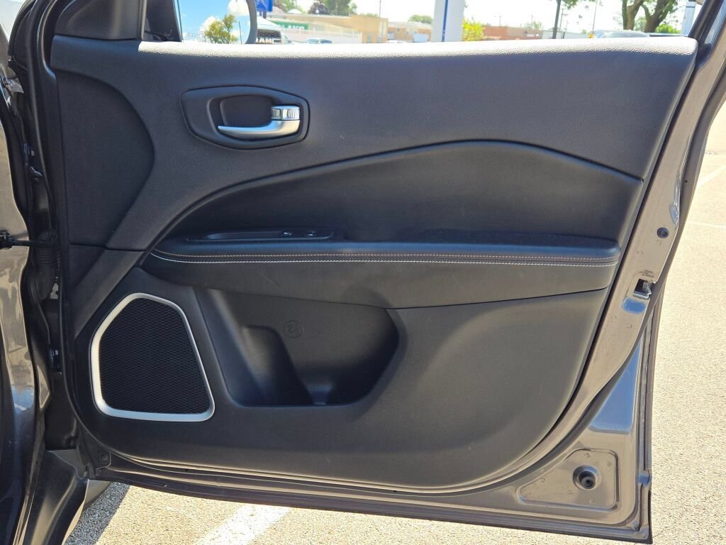 Used 2018 Gray Jeep Latitude image 7