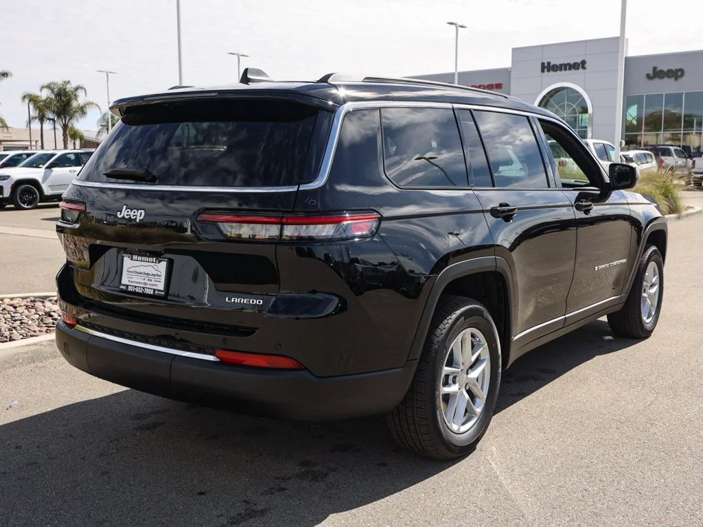 New 2026 Diamond Black Crystal Pearl-Coat Exterior Paint Jeep Laredo image 3