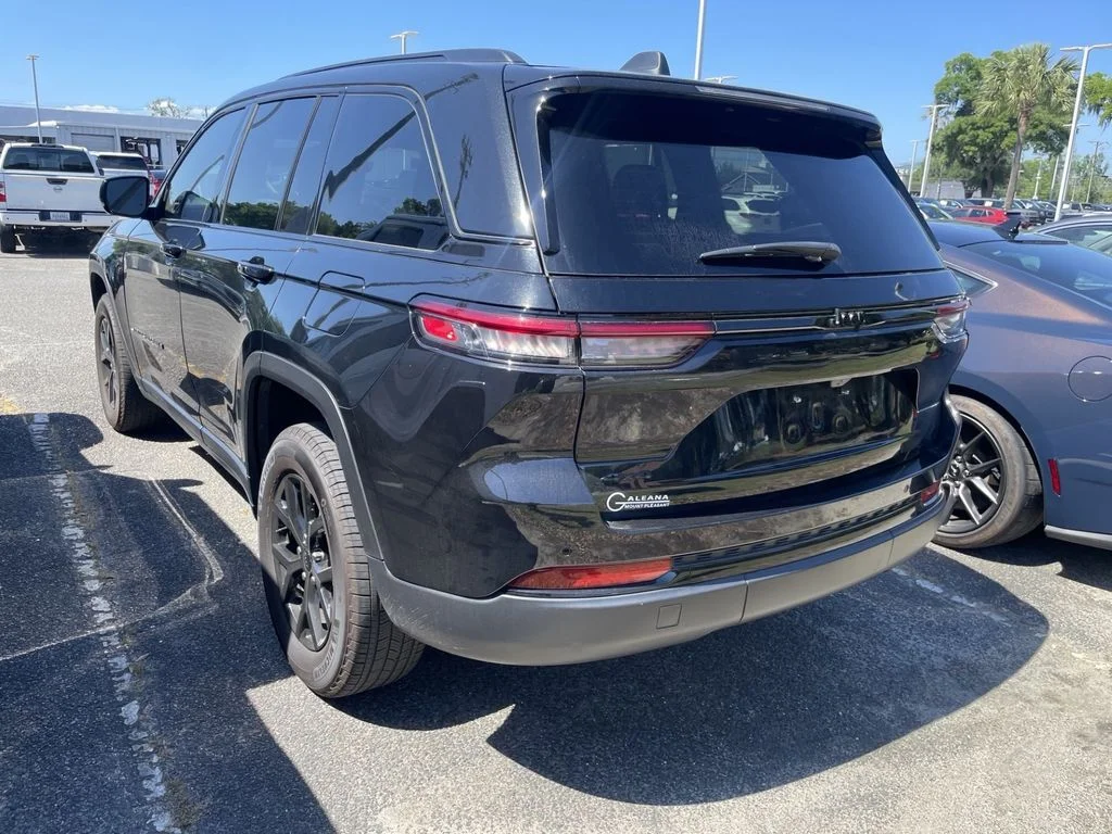 Used 2025 Black Jeep Altitude X image 8