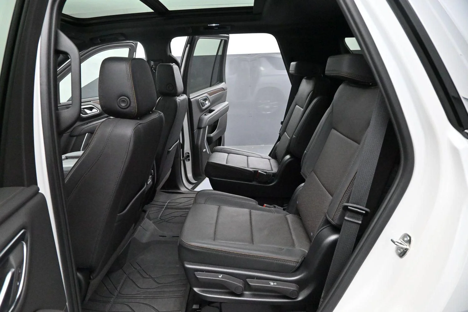Used 2024 Iridescent Pearl Tricoat Chevrolet High Country image 33